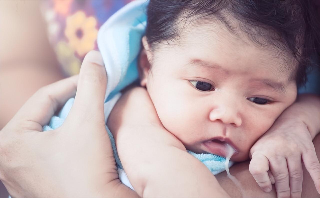 宝宝呛奶吐奶的正确处理,宝宝有吐奶呛奶应该怎么办