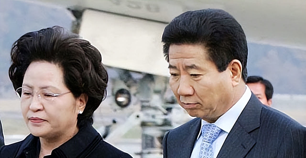 2009年韩国前总统卢武铉跳崖身亡后，儿子赴中国发展，女儿获刑