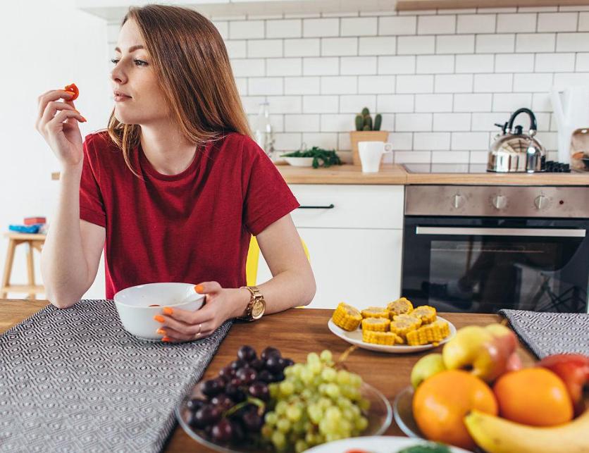 女性腹股沟发黑是什么原因怎么办,女性月经发黑成块状是什么原因