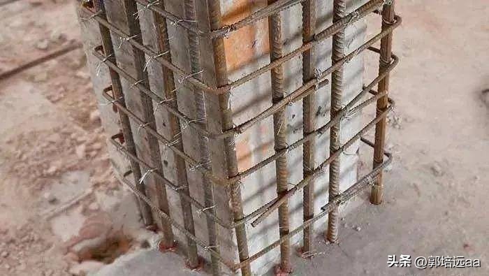 钢、竹、藤在混凝土中作钢筋的比较研究：拉伸和弯曲特性