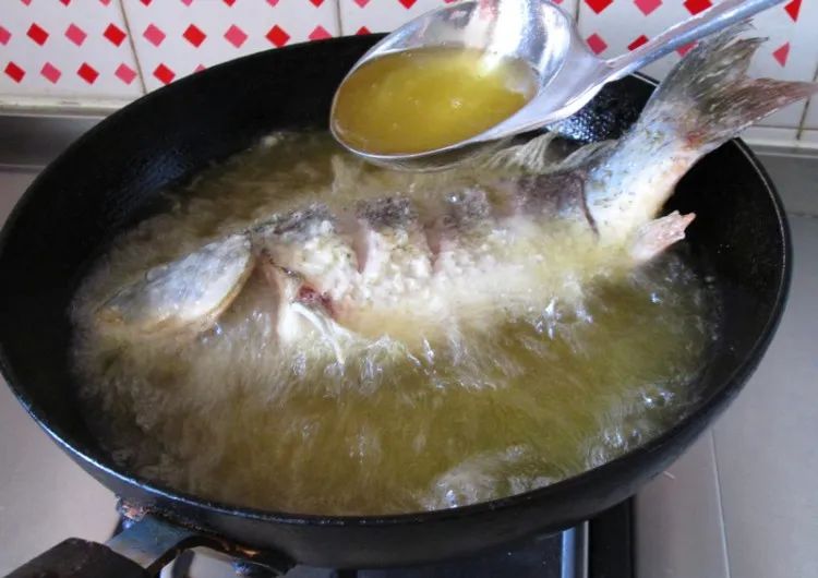 为什么广东人忌讳吃鲤鱼,鲤鱼什么人不能吃的