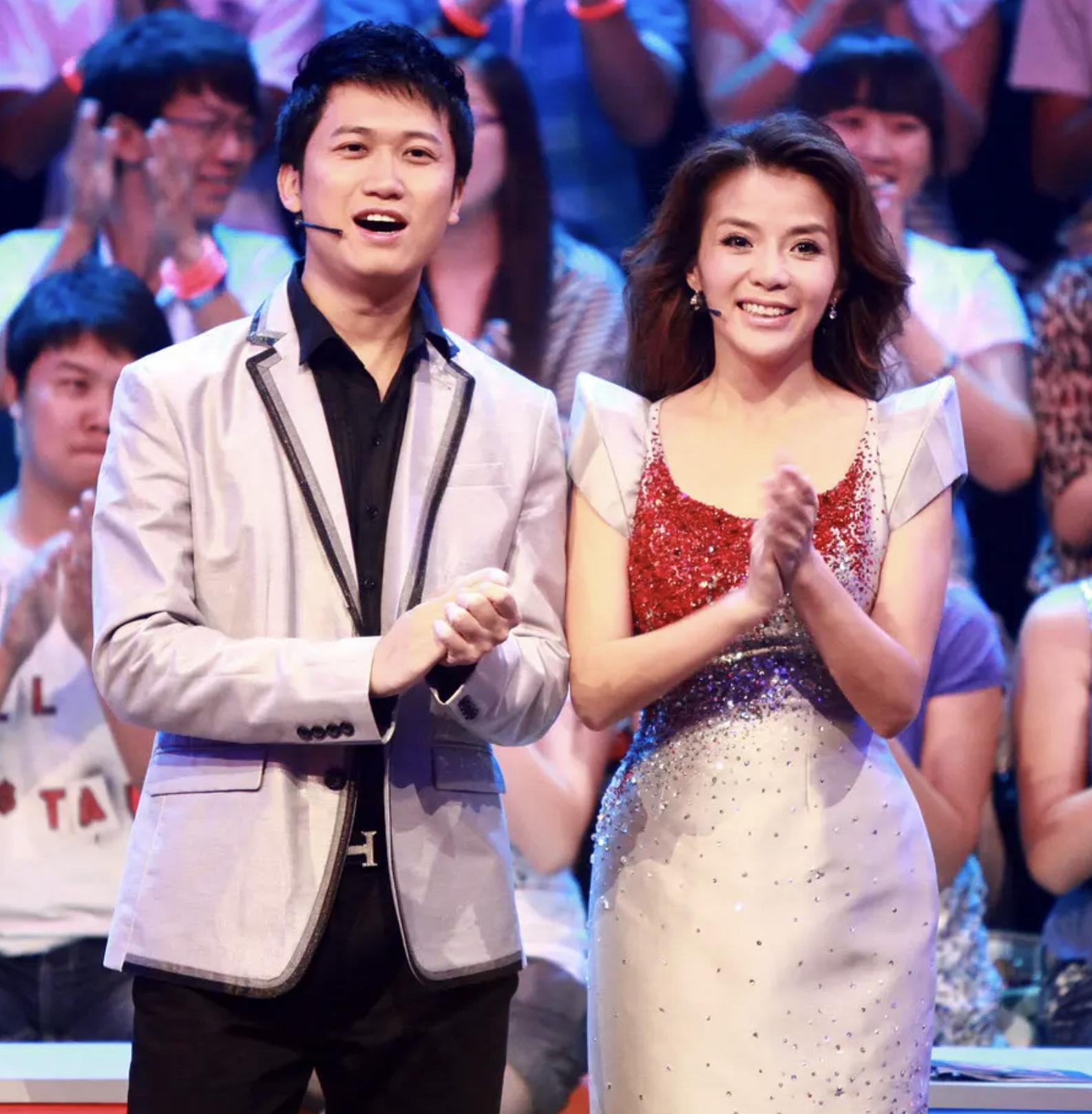 主持人朱迅哽咽痛哭,主持人朱迅和婆婆一起同台