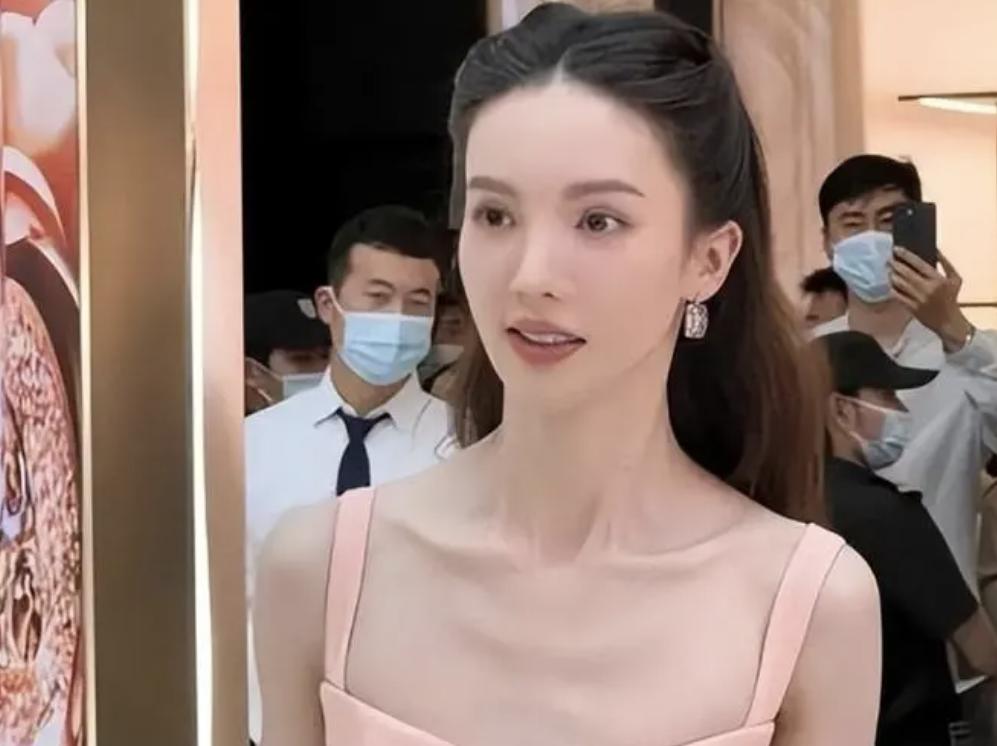 董洁身穿瑜伽裤亮相直播间,43岁董洁穿瑜伽服直播带货视频