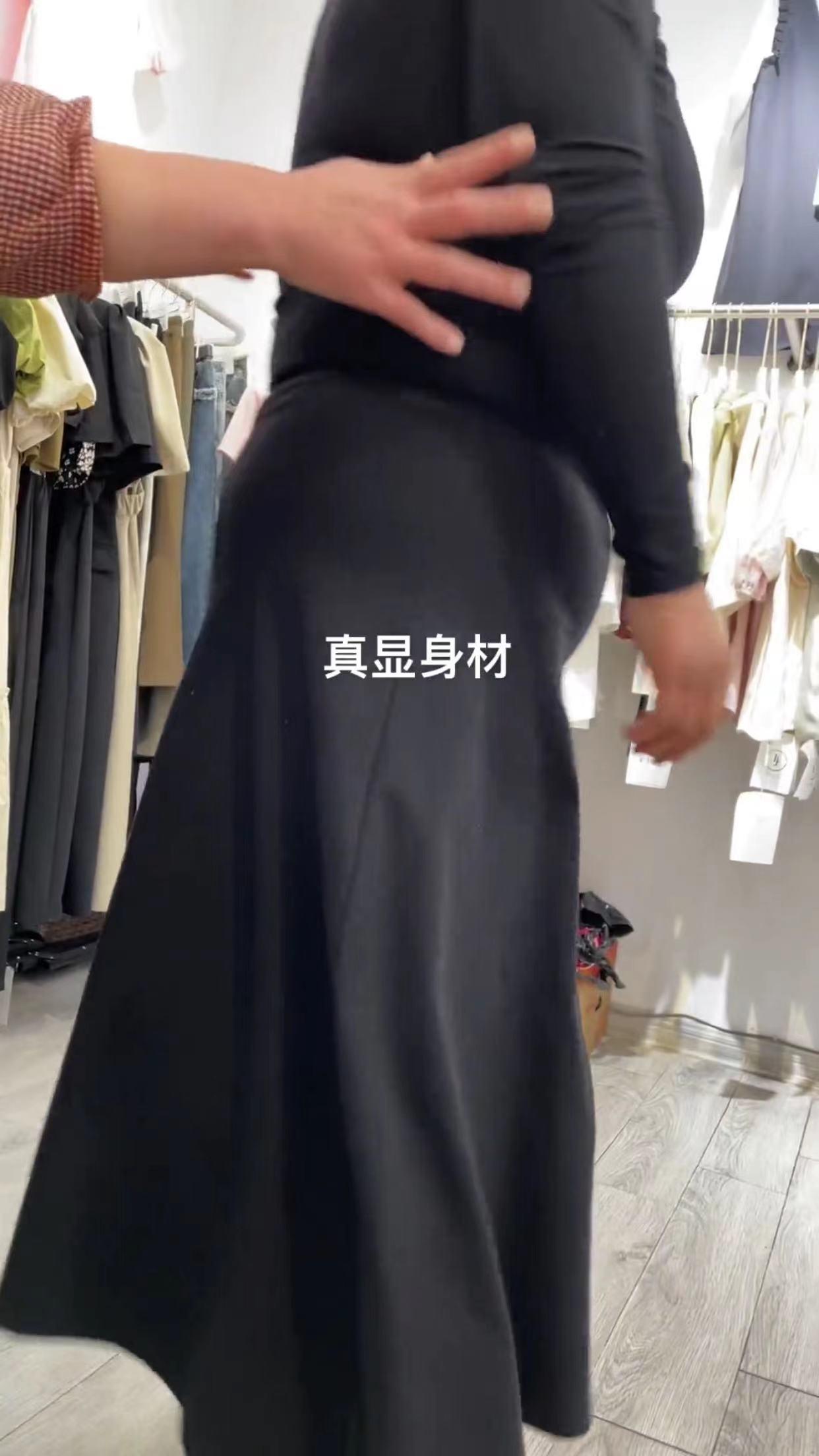 女子买衣服的时候被夸身材太好了 (胖女买衣服店主说显身材)