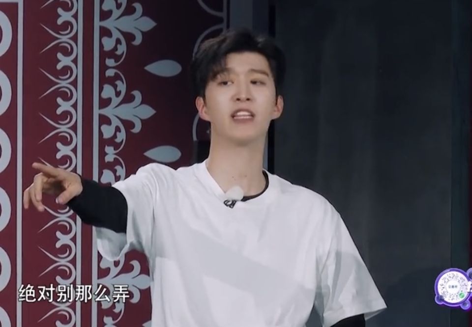 这种显眼包也能当爱豆？我不信，演的吧？