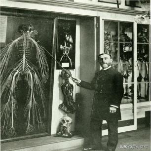 高清老照片：旗人格格大腿岔开豪放洗衣，地主三妻四妾不输女明星