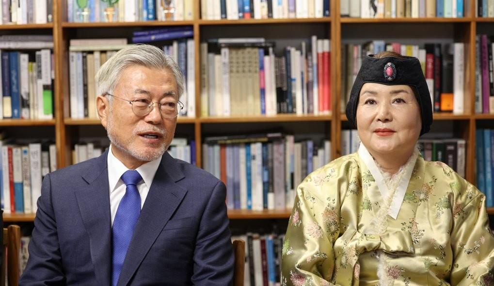 韩国总统文在寅夫人今年多大岁数,韩国前总统文在寅的个人简历