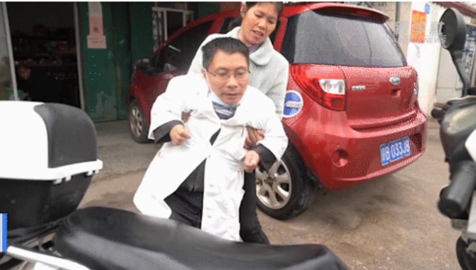 他3岁患病，身高不足1米回乡当村医，30年把自己活成了“巨人”！