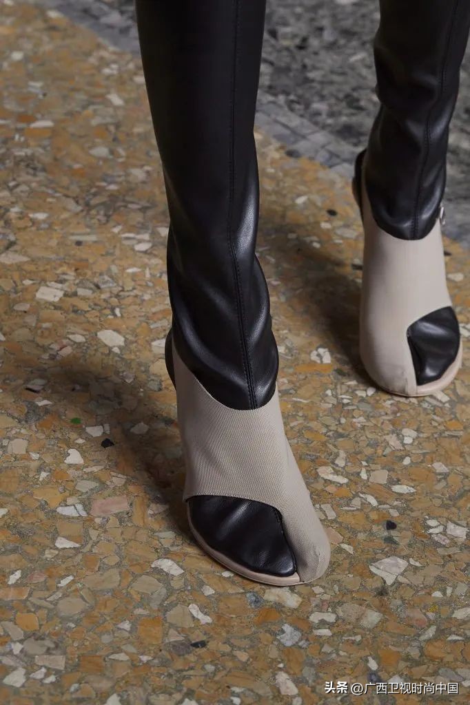 那些秀场上的“丑”鞋子