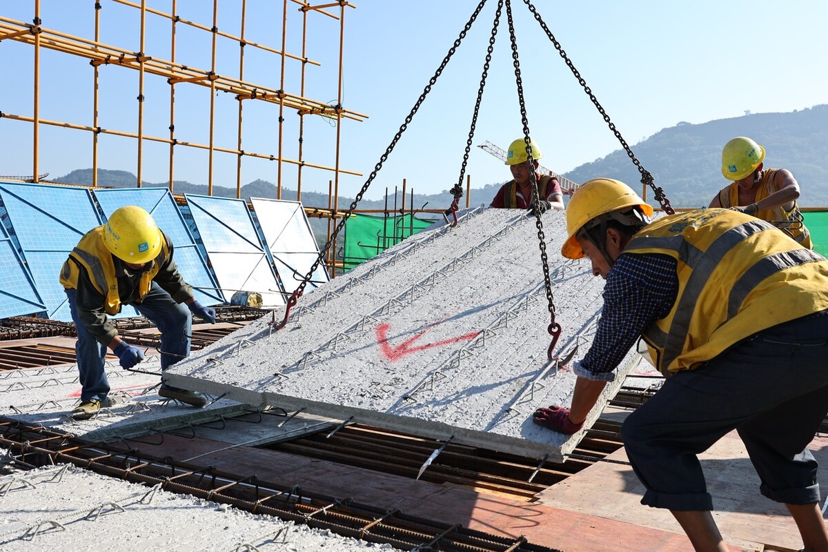 验房时发现墙内填充泡沫,开发商交房墙面是发泡水泥