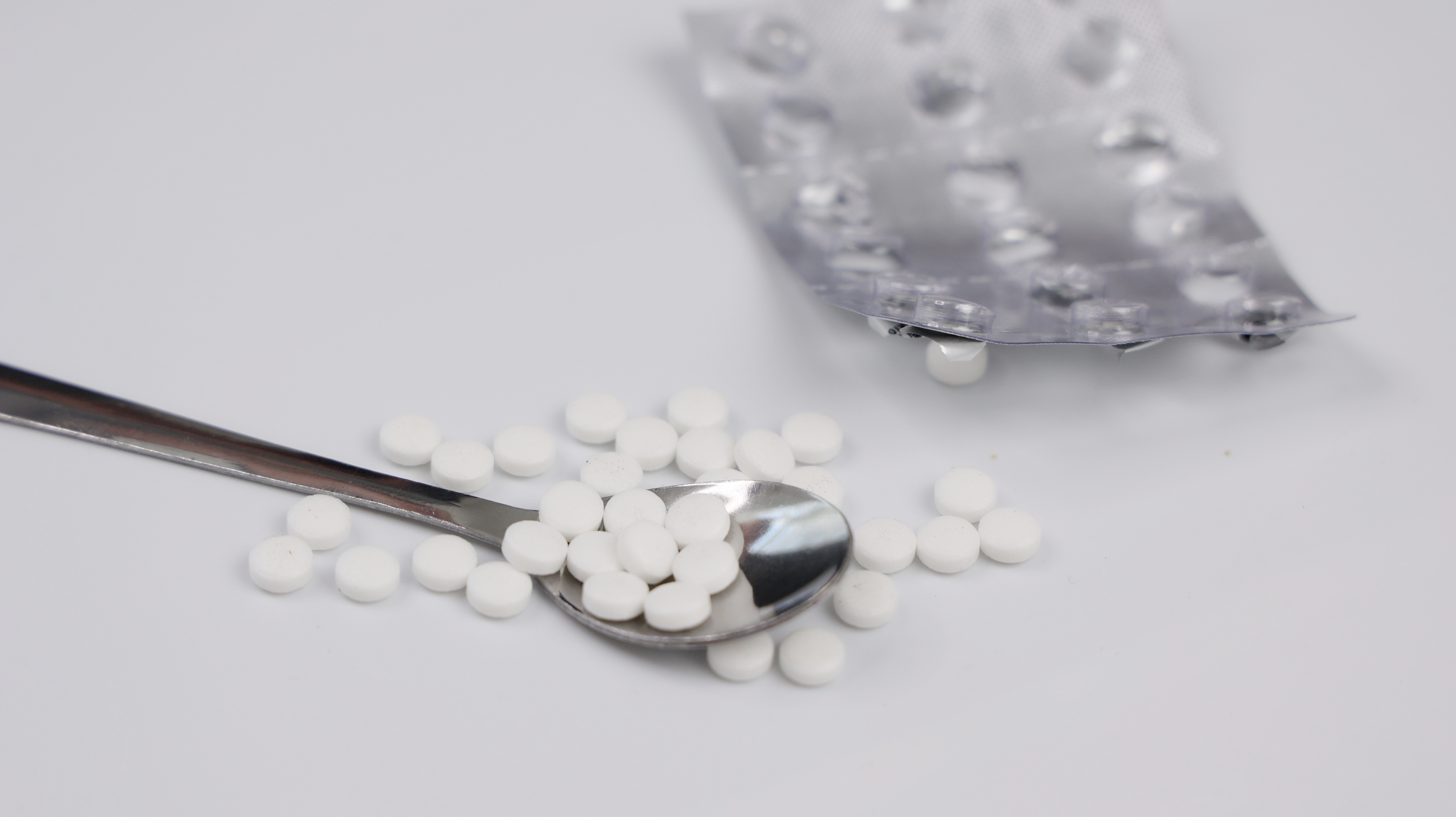 姨妈期间肚子一阵阵阵痛怎么减轻,女生在学校来姨妈肚子痛怎么缓解