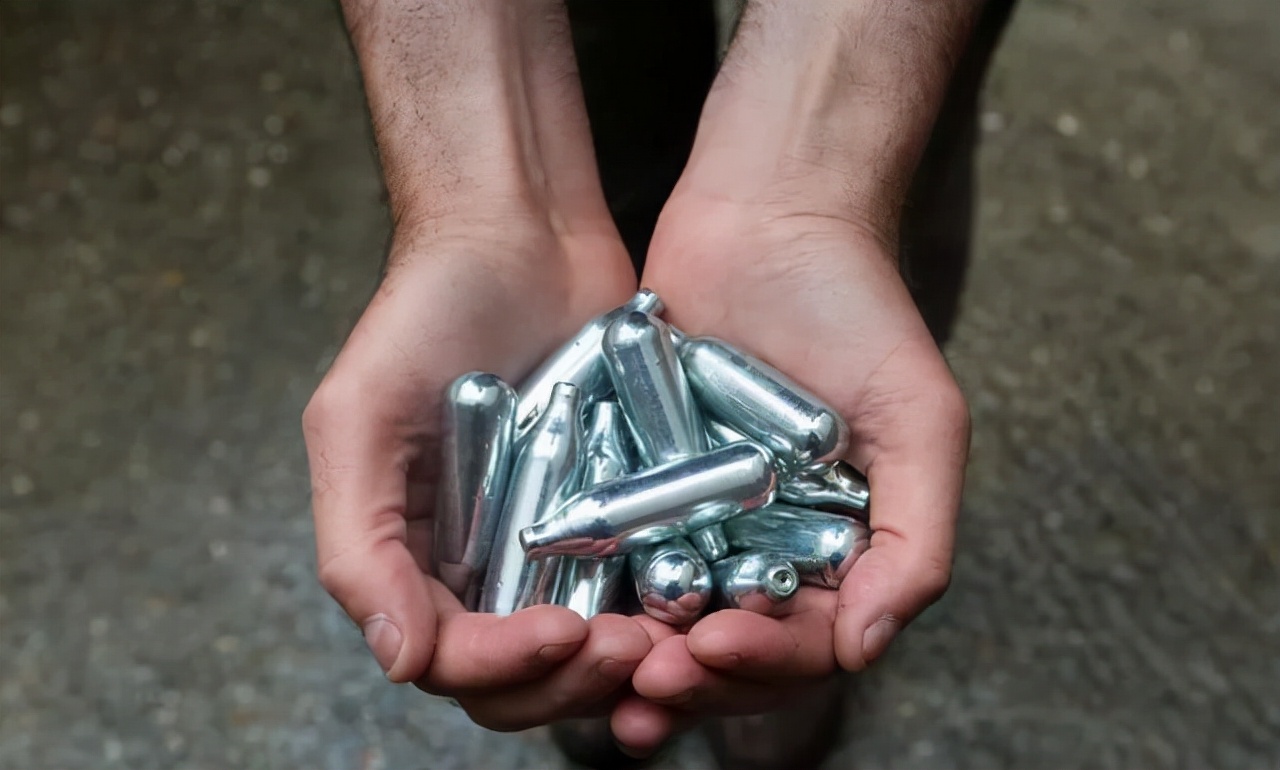 月获利近10万！安徽19人贩卖笑气被抓！祸害女性的笑气有多泛滥？