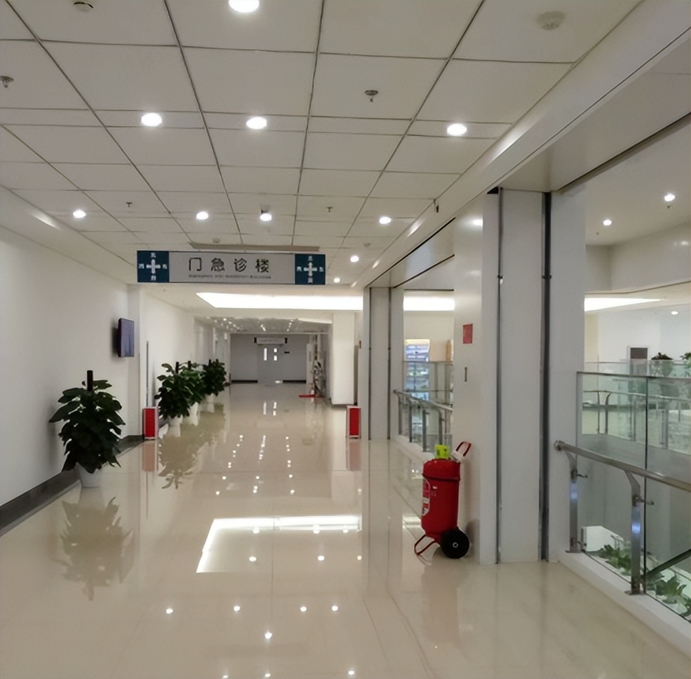 50岁老汉捡弃婴现养女身家千万,河南老汉捡弃婴女儿上亿回报