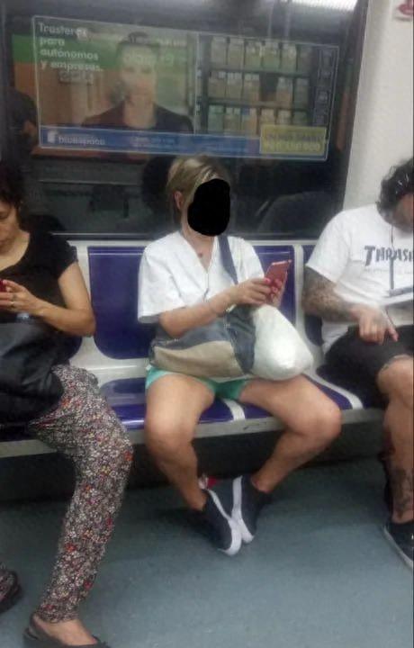 为什么外国坐地铁要靠墙,国外女生坐地铁