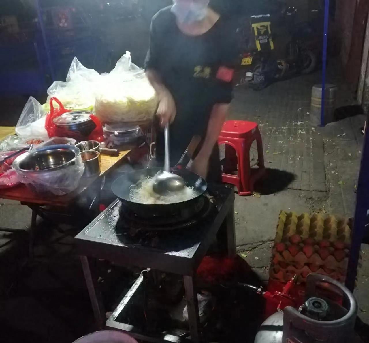 摆摊卖夜宵一个月收入多少,摆夜宵地摊一天收入大概是多少