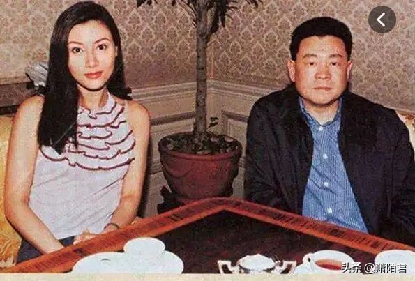 铜锣湾偶遇香港大佬刘銮雄,刘銮雄出门带几个保镖