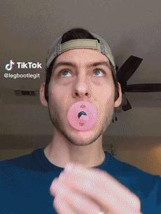 老外用虫子接吻器狂亲蚯蚓，连苍蝇路过都要被嘬两口