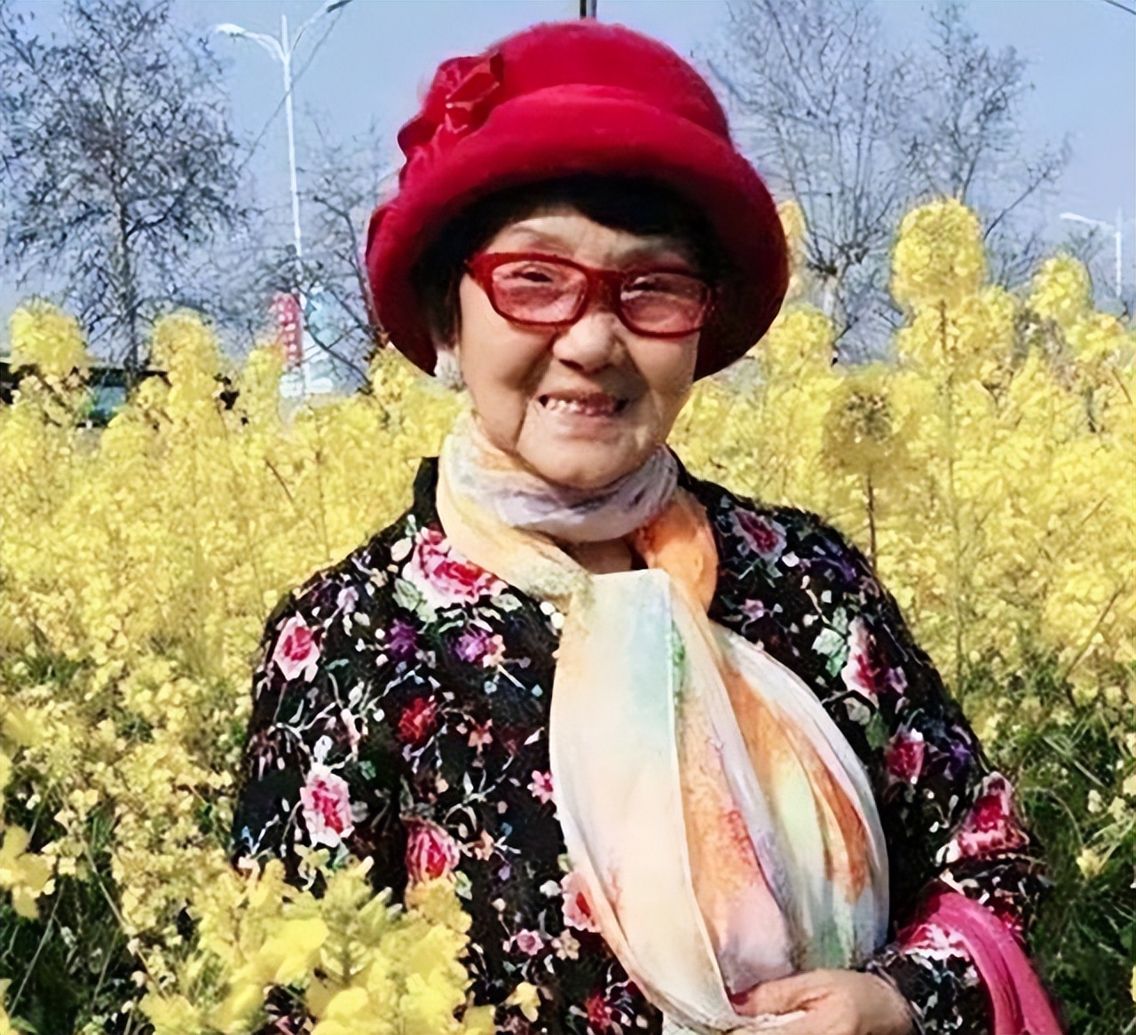 老公娶保姆，独女自杀，坐牢18年出狱后扫厕所，80岁赚千万翻身