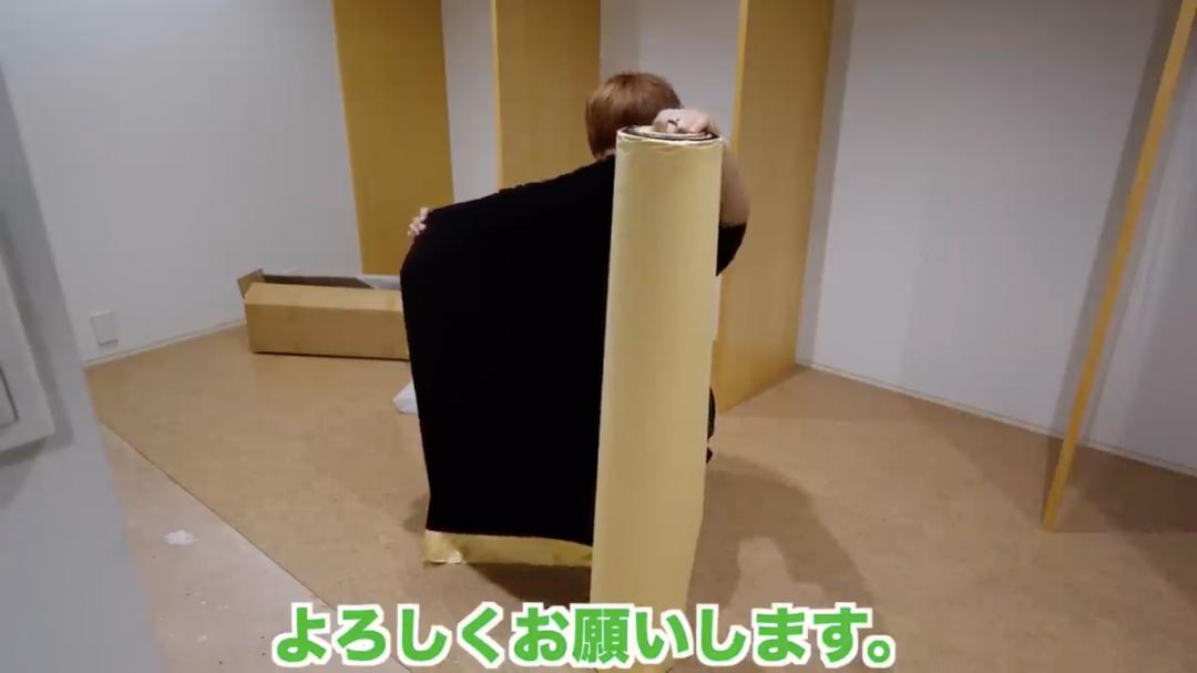 日本小哥在身上涂油漆,小哥把世界上最黑的颜料涂在身上