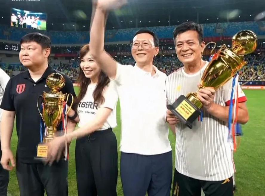 香港足球队黄日华踢人是真的吗,陈百祥对黄日华踢球看法