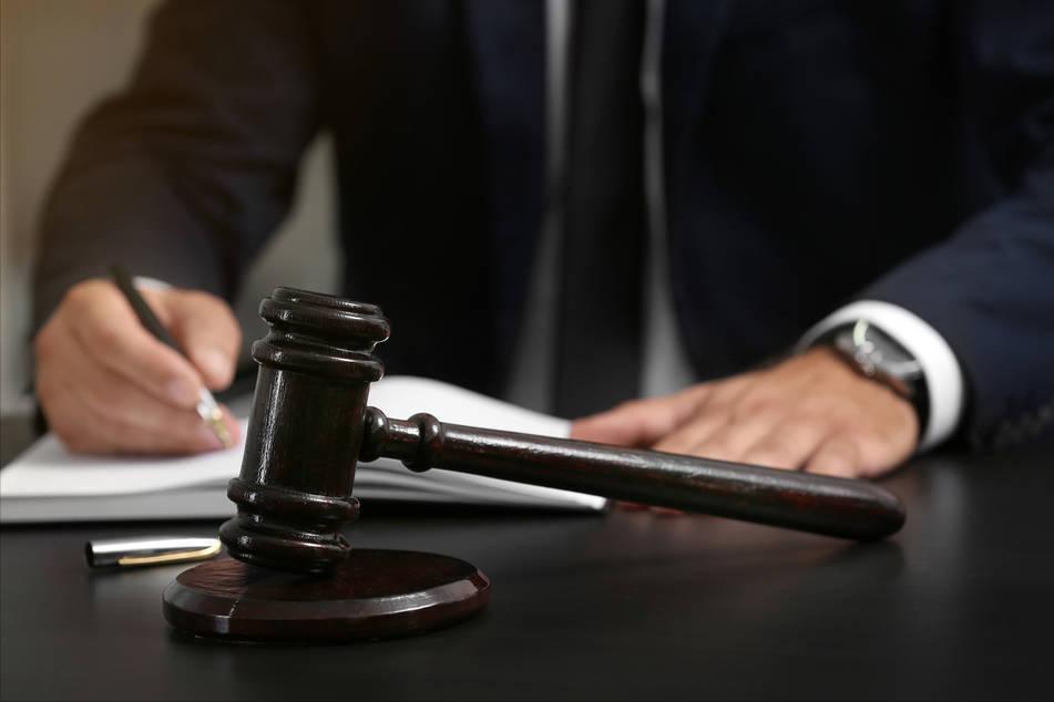 房屋被决定征收后还能出租吗,房屋被征收了能入深户吗