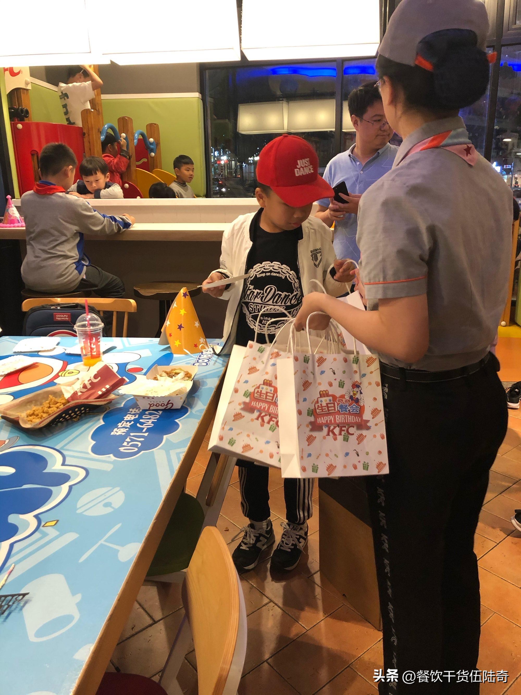 为啥？肯德基的小姐姐都是兼职？而你的店连兼职都招不来？