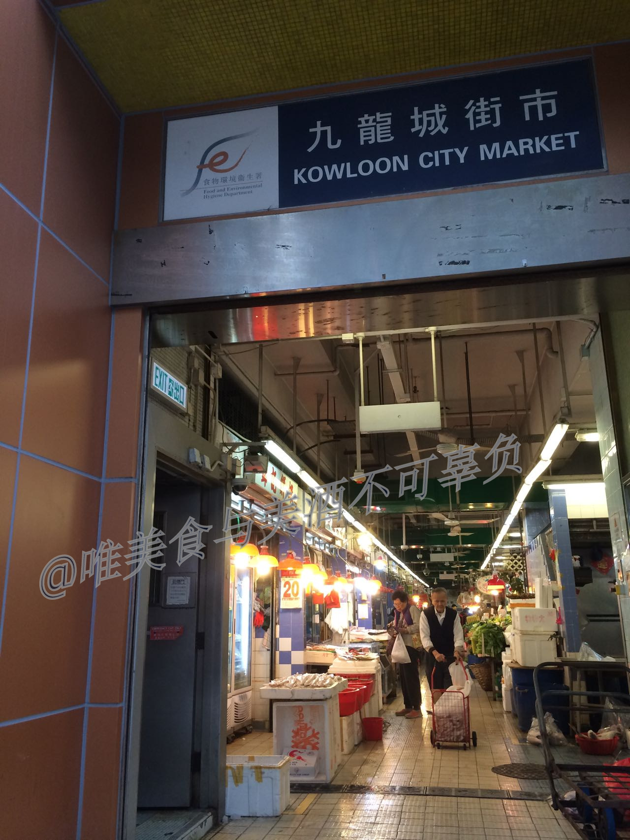 逛香港街市，买蔬菜生鲜，还有美味烧腊、蚝豉干贝，以及人间烟火