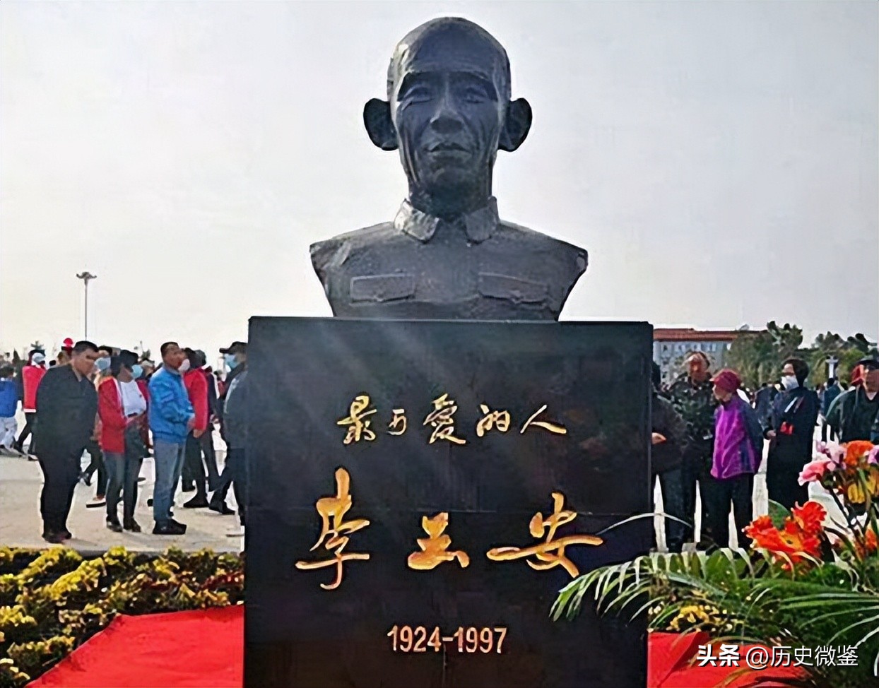 1990年，老农因儿子参军落选，拿出小学课本说：里面的烈士包括我