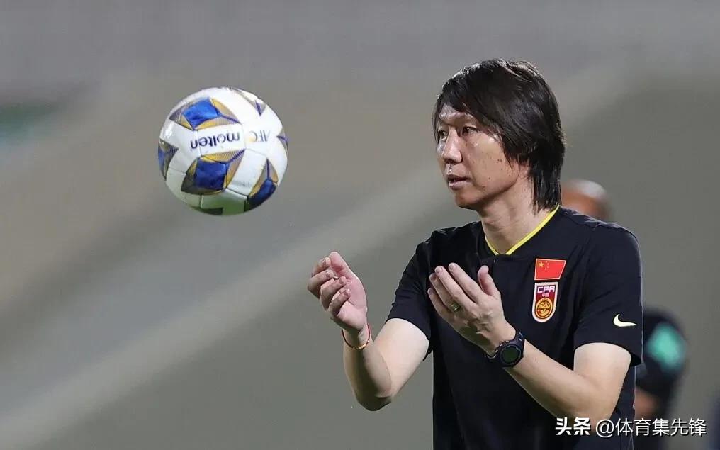 并非打架！名记爆李铁在12强赛期间怒摔球员手机并让其离队