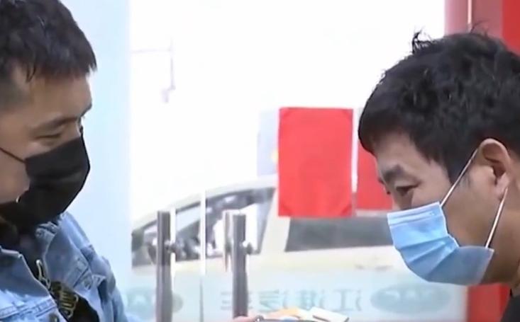 男子新车跑20万公里，成功将车跑报废，4S店：买完车就没有熄过火