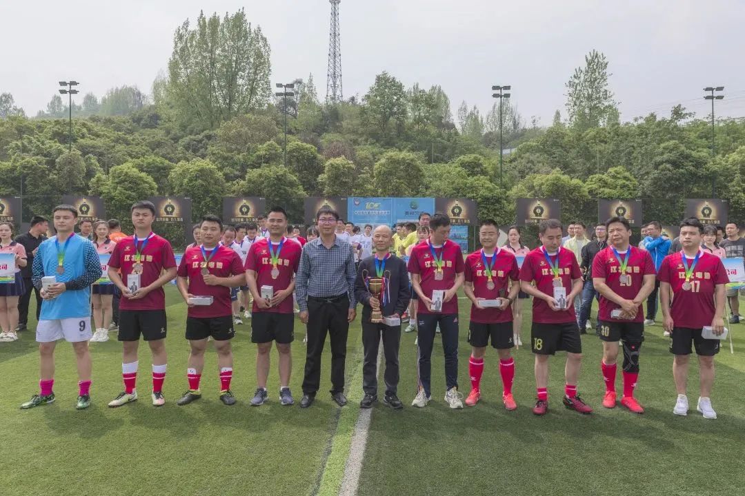 驰骋绿茵足够精彩三年级手抄报,驰骋绿茵无悔青春