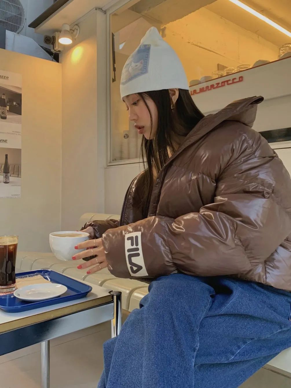 羽绒服卫衣裙搭配,今年流行穿搭羽绒服加什么靴子