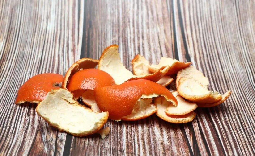 猪肉在冰箱里放久了有异味怎么办,冰箱里冰的东西有异味是什么原因