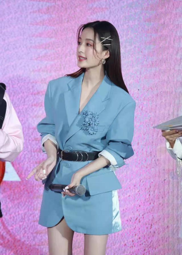 李沁的早秋穿搭可真养眼,李沁穿衣搭配粉色西装