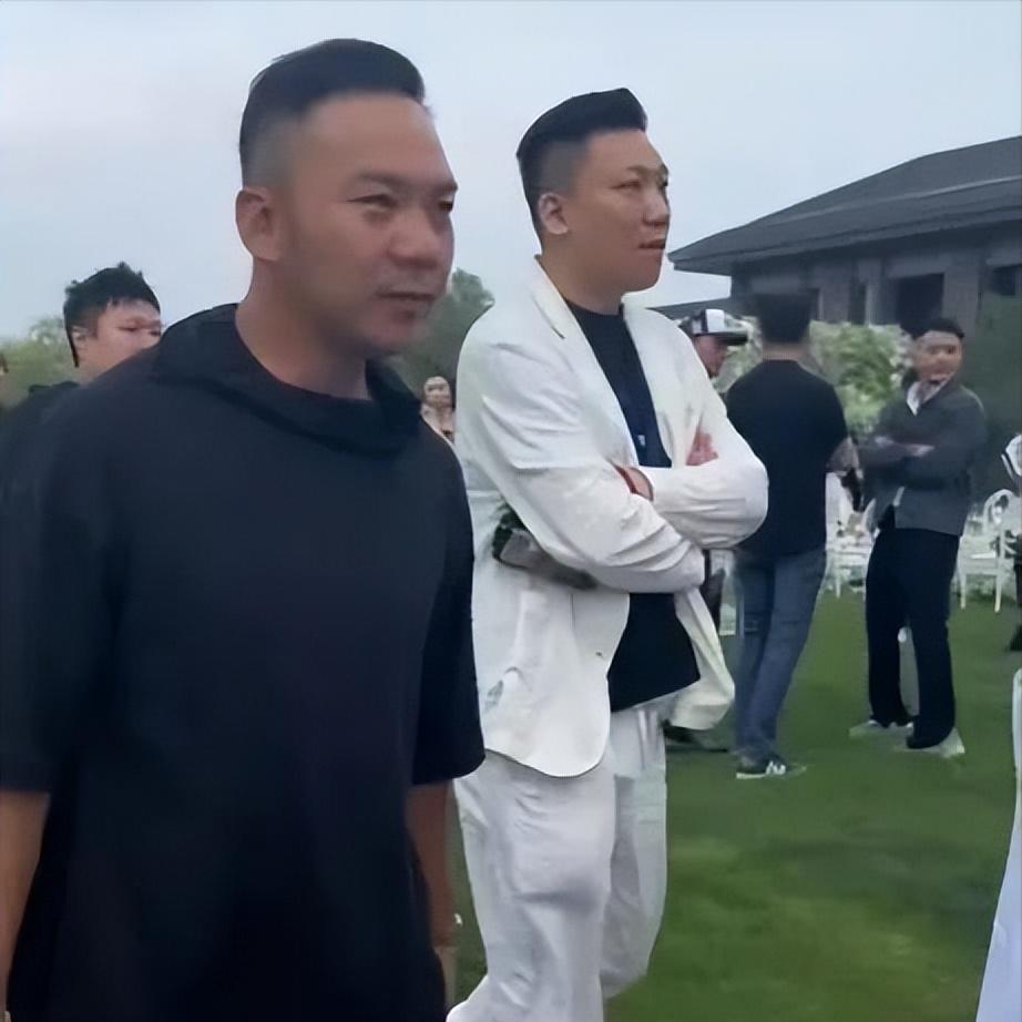 王思聪疑借好友900多万手表炫富，身边女伴颜值普通，身份惹热议