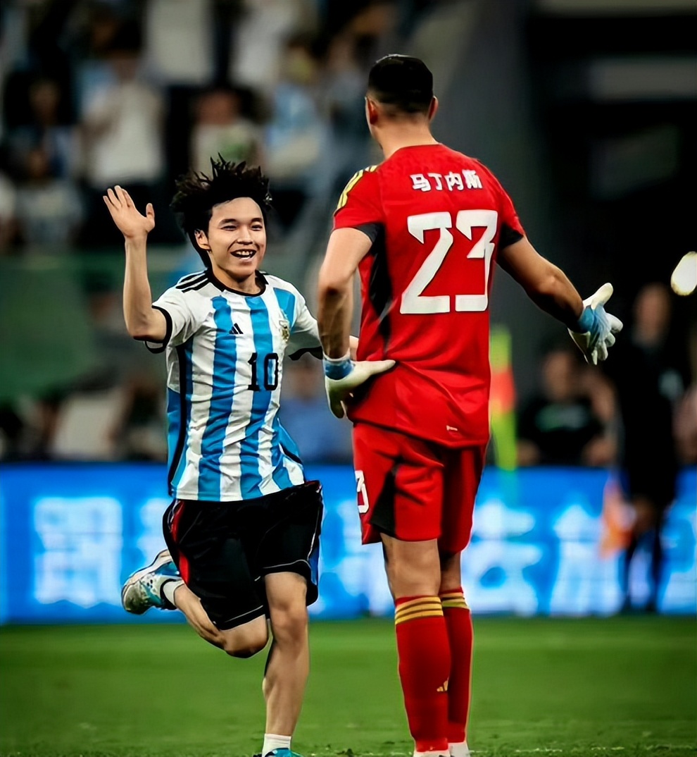 闯进场拥抱梅西球迷发声,球迷冲进球场拥抱梅西跑了多少米