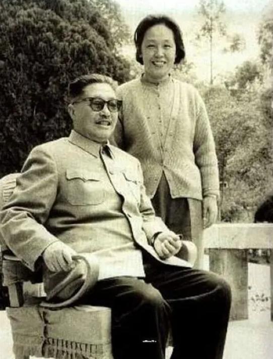 1961年容国团参加世乒赛，贺龙感到很紧张，于是让董必武下去休息