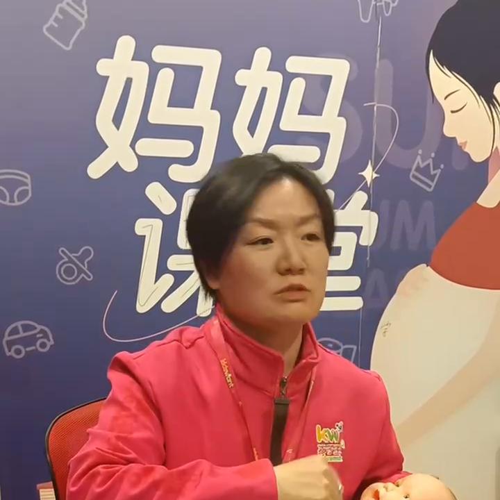 宝宝长牙了，牙齿该怎么护理呢？关注孩子王，学习更多育...