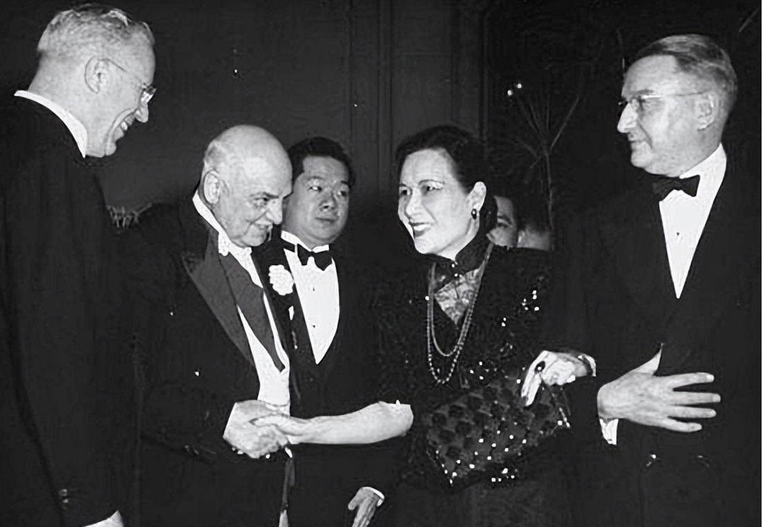 那些赞扬宋美龄的人都是谁？中国第一夫人的称号她配吗？