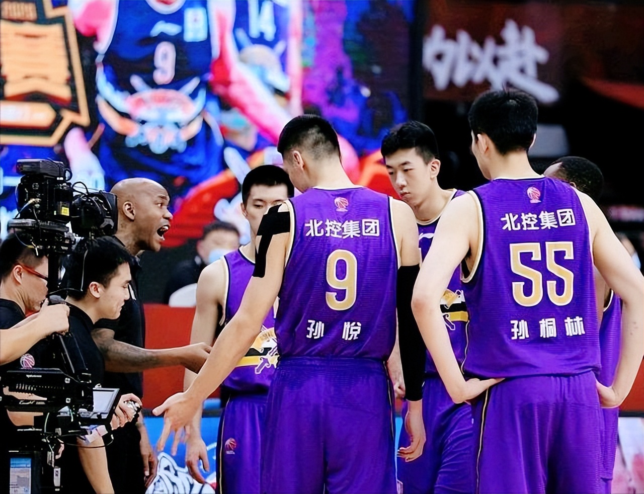 3.5抢断8.5助攻位居联盟第一第二，1胜5负当家后卫赛季报销后悔吗