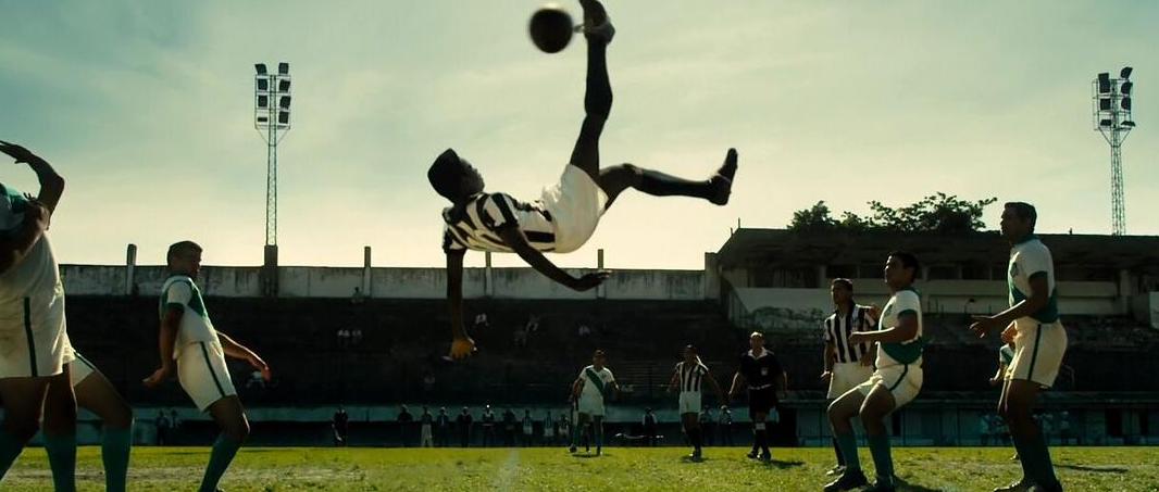 从光脚踢布条缠成的足球到成为球王，我用这部7.7分的电影缅怀他