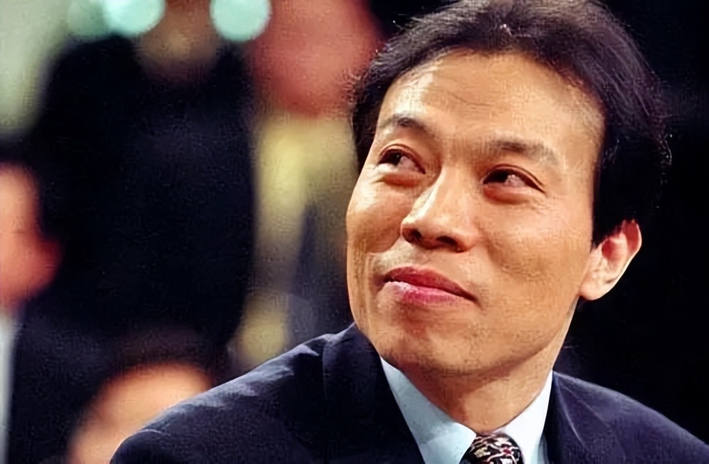 他小学没毕业，花10亿把“打工皇帝”招至麾下，600亿身价还*税逃**