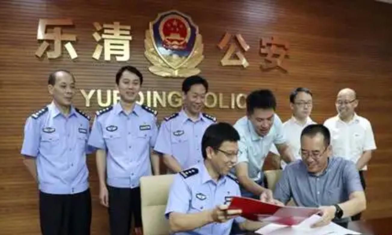 21年女子看男友备注二姐微信，好奇添加，聊天后男友被抓进警局