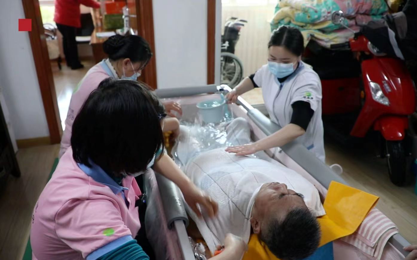 我,90后女孩,在深圳给特殊老人洗澡,可年收入36万,就是有点累