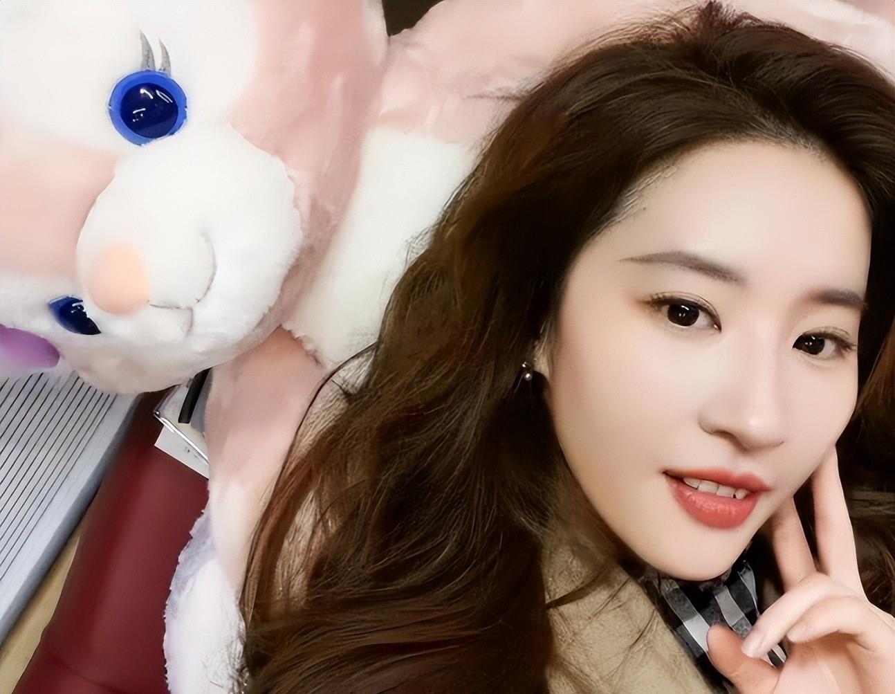 亲日辱华？这一次刘亦菲的行为，彻底揭开了她的真面目