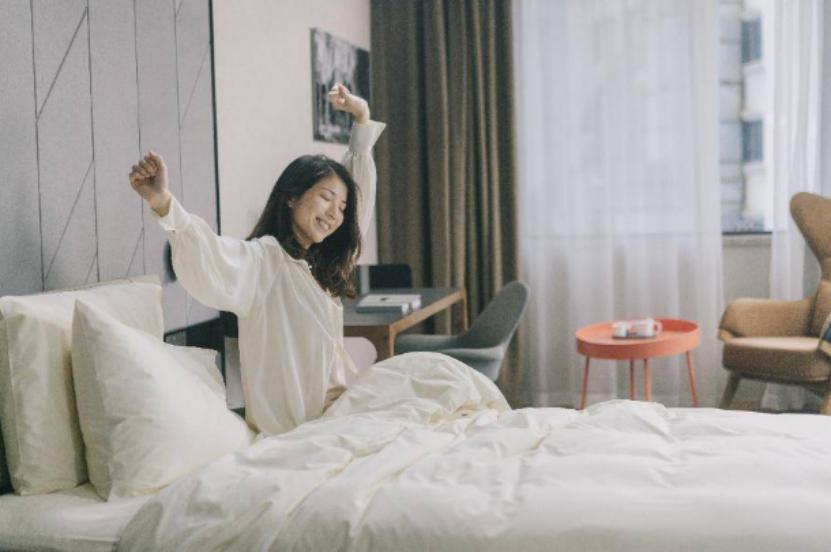 90后女生出差住酒店的生活,90后姑娘在酒店住两个月