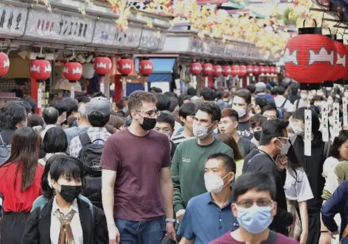 海外游客在日本爆买珠宝奢侈品,日本游客到中国疯狂购物