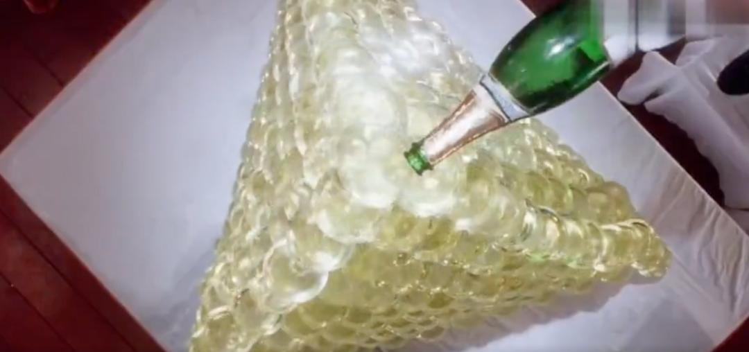 平平无奇一张合照，里面这个竟然价值百万！