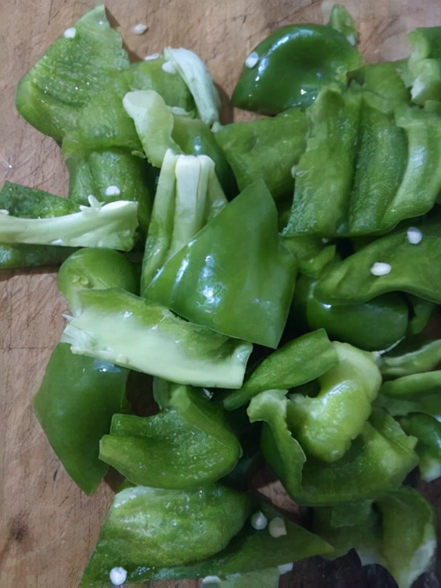 辣麻肠香炒菜做法,熏肠炒辣椒粉怎么做