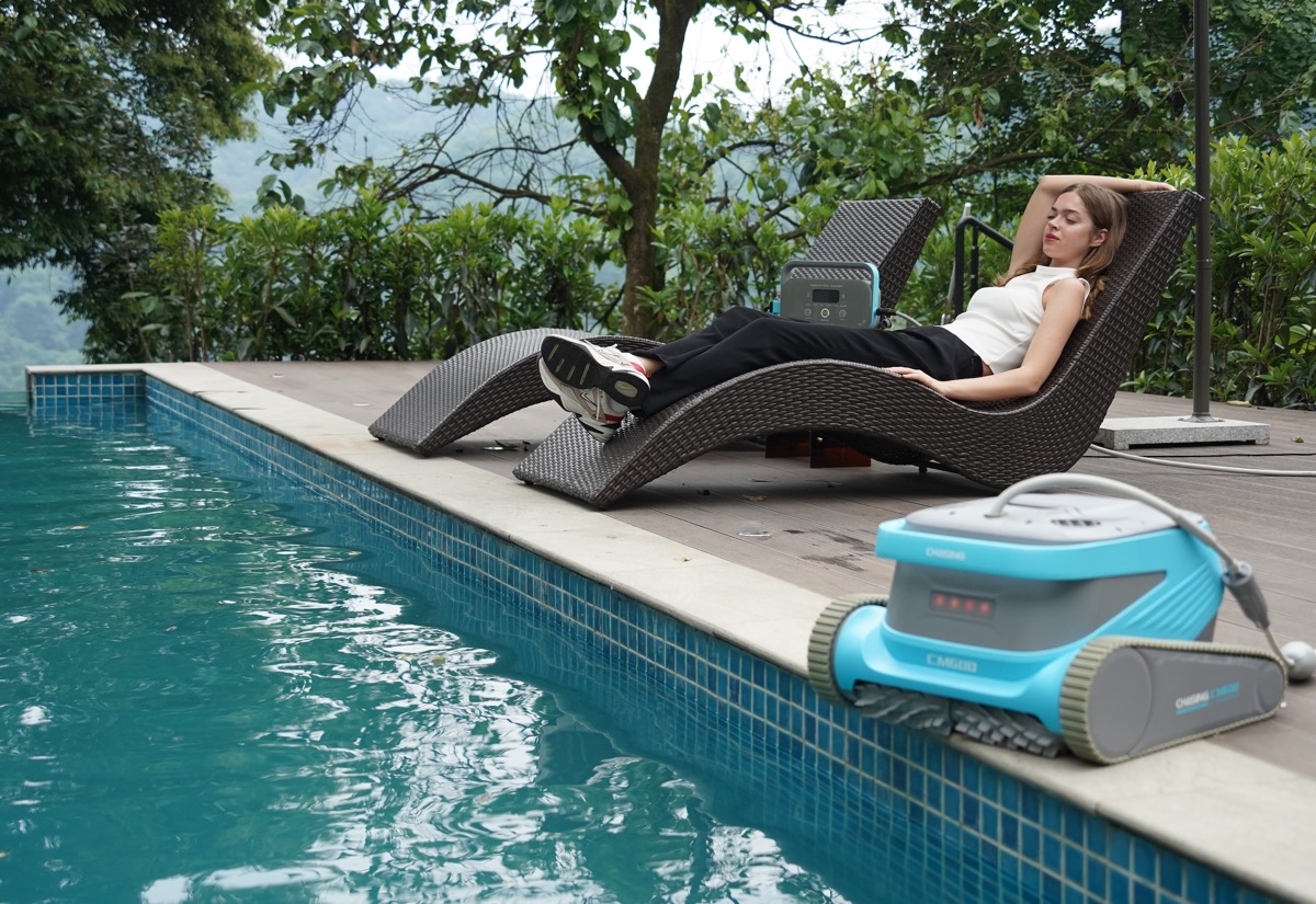 泳池净化设备清洗,泳池清洁机器人前景